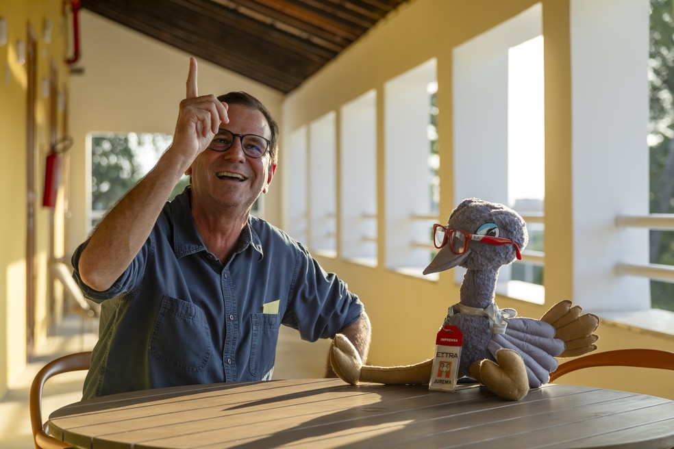 Eduardo Paes (PSD) com a Ema Jurema em 2024, durante entrevista do então candidato à prefeitura do Rio — Foto: Leo Martins / Agência O Globo