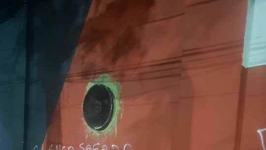 Torcida do Flamengo picha muros da sede do clube: 'Elenco safado'