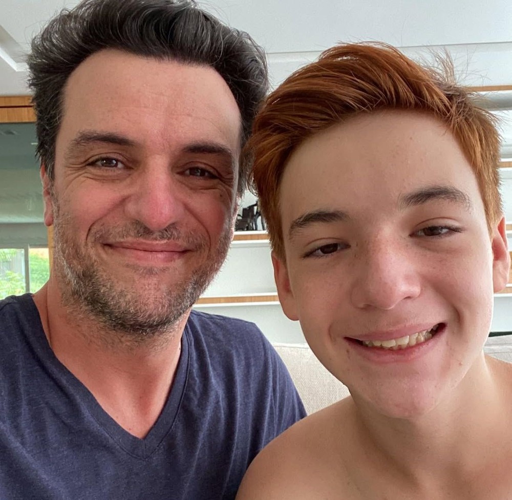 Filho único de Rodrigo Lombardi faz 17 anos e ganha declaração da mãe ...