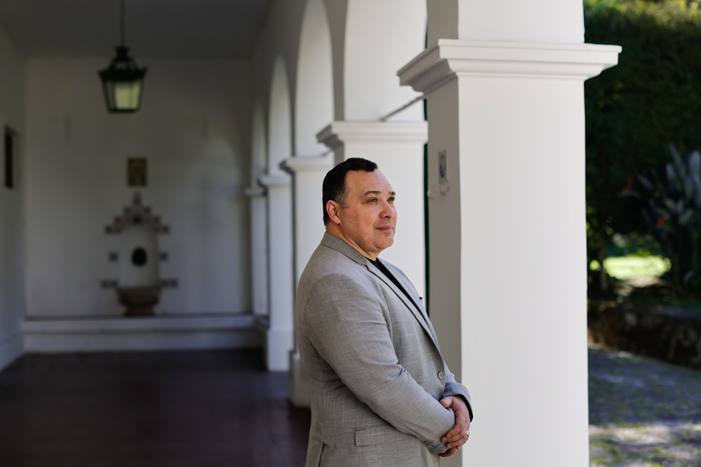 Príncipe Dom Pedro Tiago de Orleáns e Bragança no Palácio do Grão-Pará, em Petrópolis — Foto: Márcia Foletto / Agência O Globo