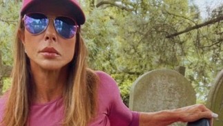 Andrea Sunshine faz alongamento em cemit&eacute;rio de Londres &mdash; Foto: Reprodu&ccedil;&atilde;o/Instagram