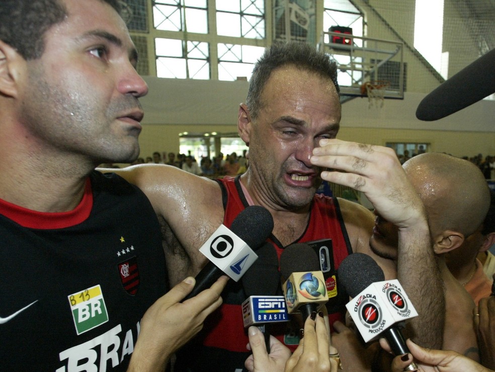 Oscar Schmidt campeão pelo Flamengo, em 2002 — Foto: Alexandre Cassiano