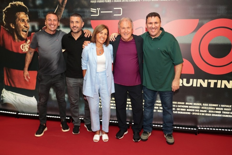 Zico com a mulher Sandra e seus três filhos: Thiago, Bruno e Junior