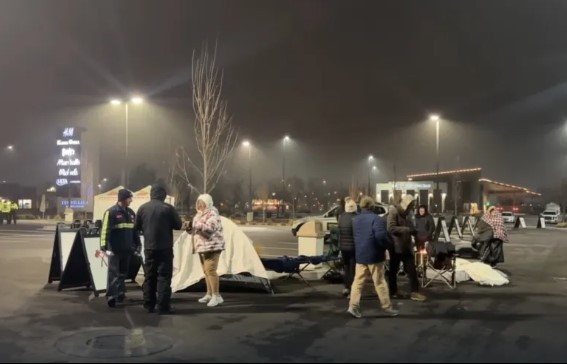 Hambúrguer disputado: clientes acampam no frio oito horas antes da inauguração de rede de fast food nos EUA