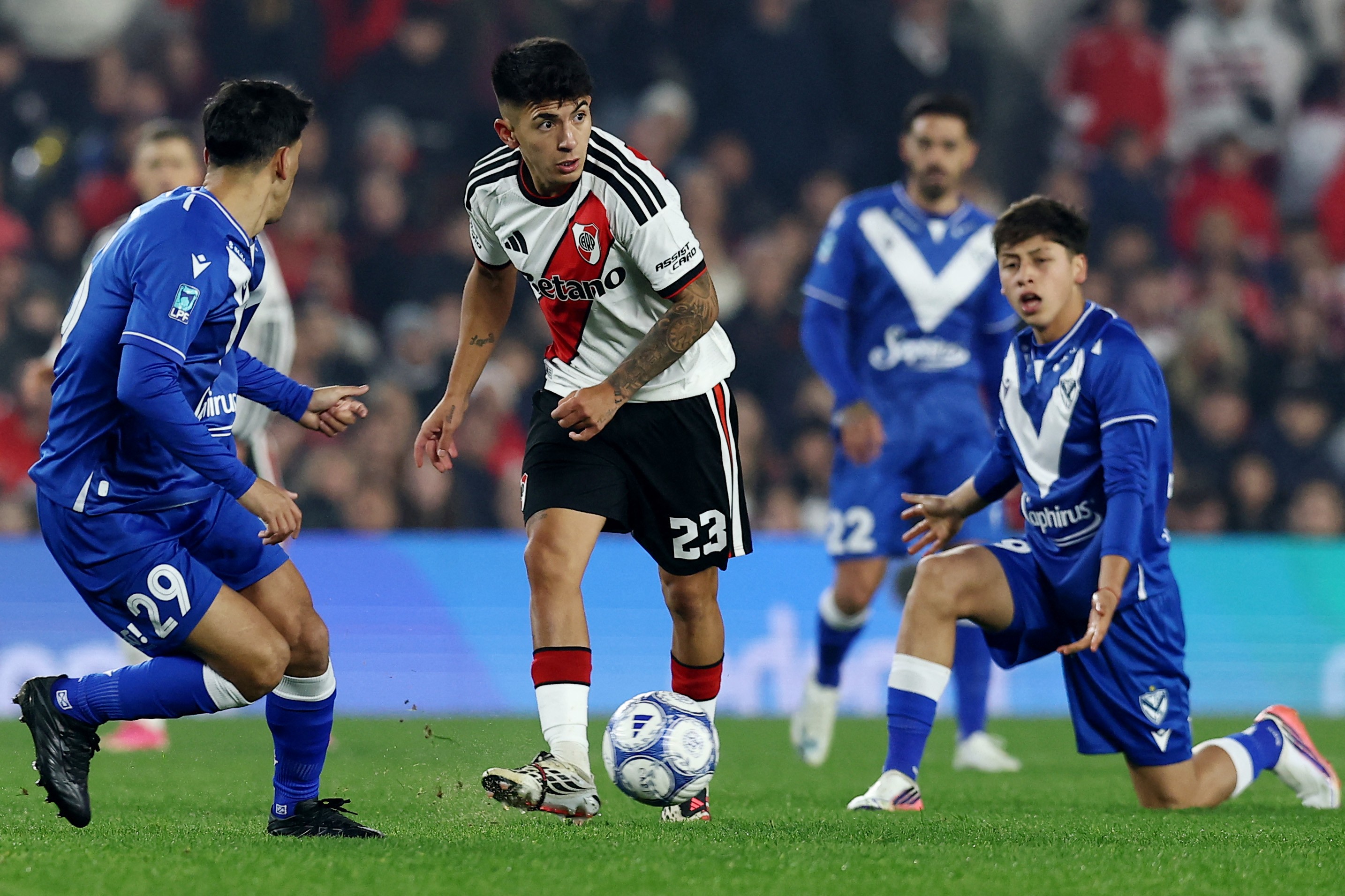 Ex-alvo do Flamengo, Thiago Almada falha em empate do River Plate no Campeonato Argentino - QTU Questões do Universo