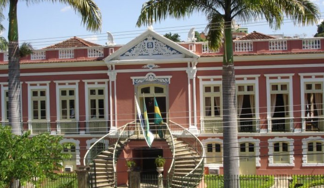 Justiça garante pagamento de diferenças do 13º a servidores da educação de Paraíba do Sul