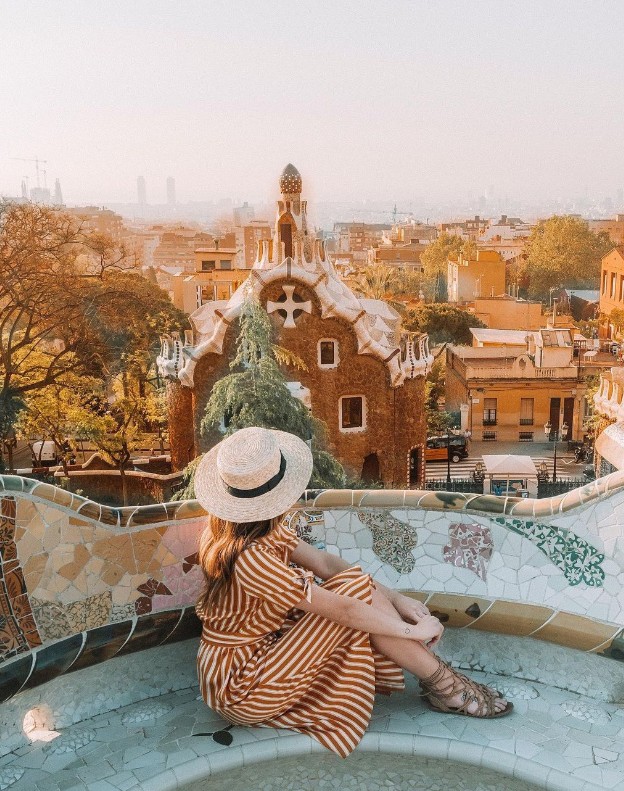 Australiana faz de hotéis de luxo ao redor do mundo o seu lar há 10 anos: em viagem à Barcelona (Espanha) — Foto: Reprodução