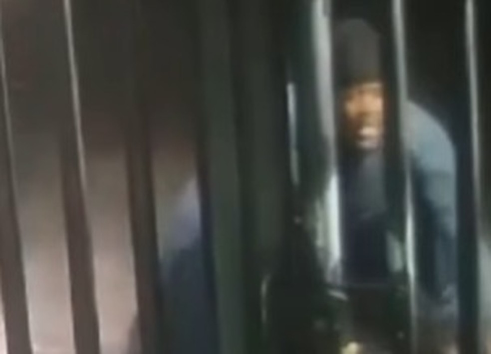 Um dos homens que participaram da ação é flagrado por câmeras de segurança do prédio — Foto: Reprodução