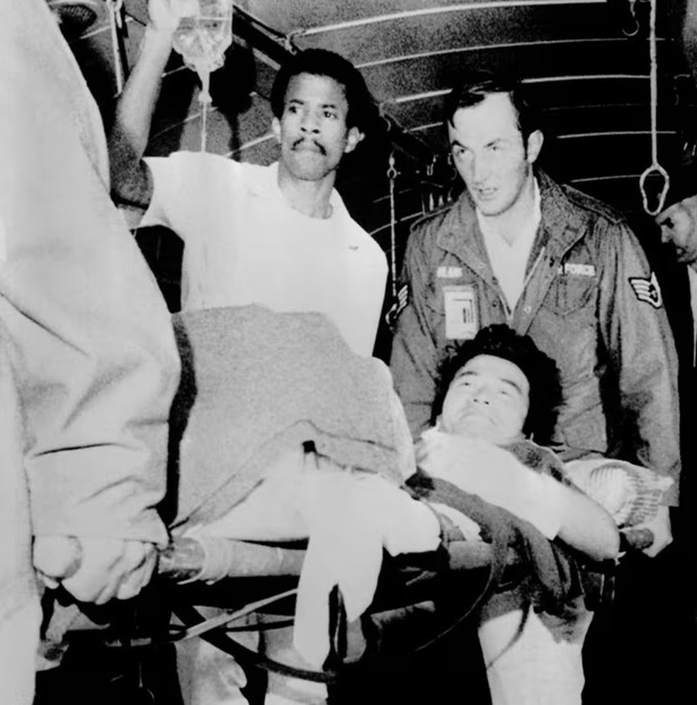 Steven Sung, t&eacute;cnico de som da NBC News, ferido a tiros por seguran&ccedil;as de Jim Jones &mdash; Foto: AFP