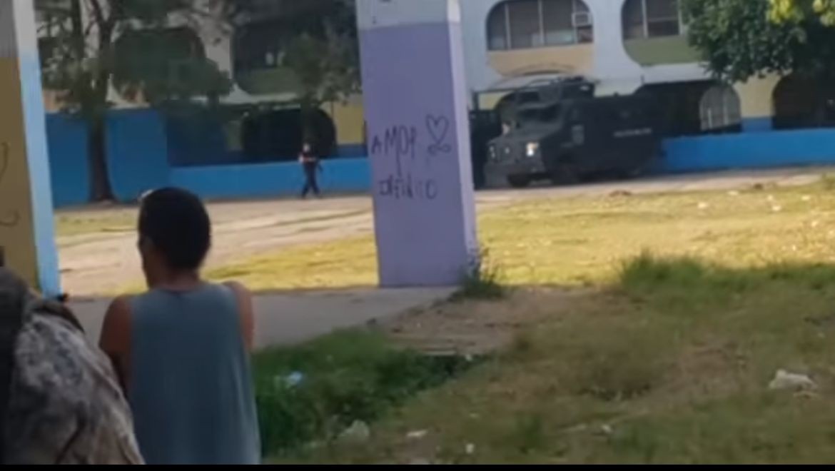 Imagens nas redes sociais mostram veículos blindados ao lado de escola na comunidade da Nova Holanda, no Complexo da Maré — Foto: Reprodução