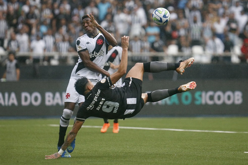 Tiquinho Soares tentar achar o gol num voleio na pequena área diante de Leo Pelé — Foto: Vítor Silva / Botafogo