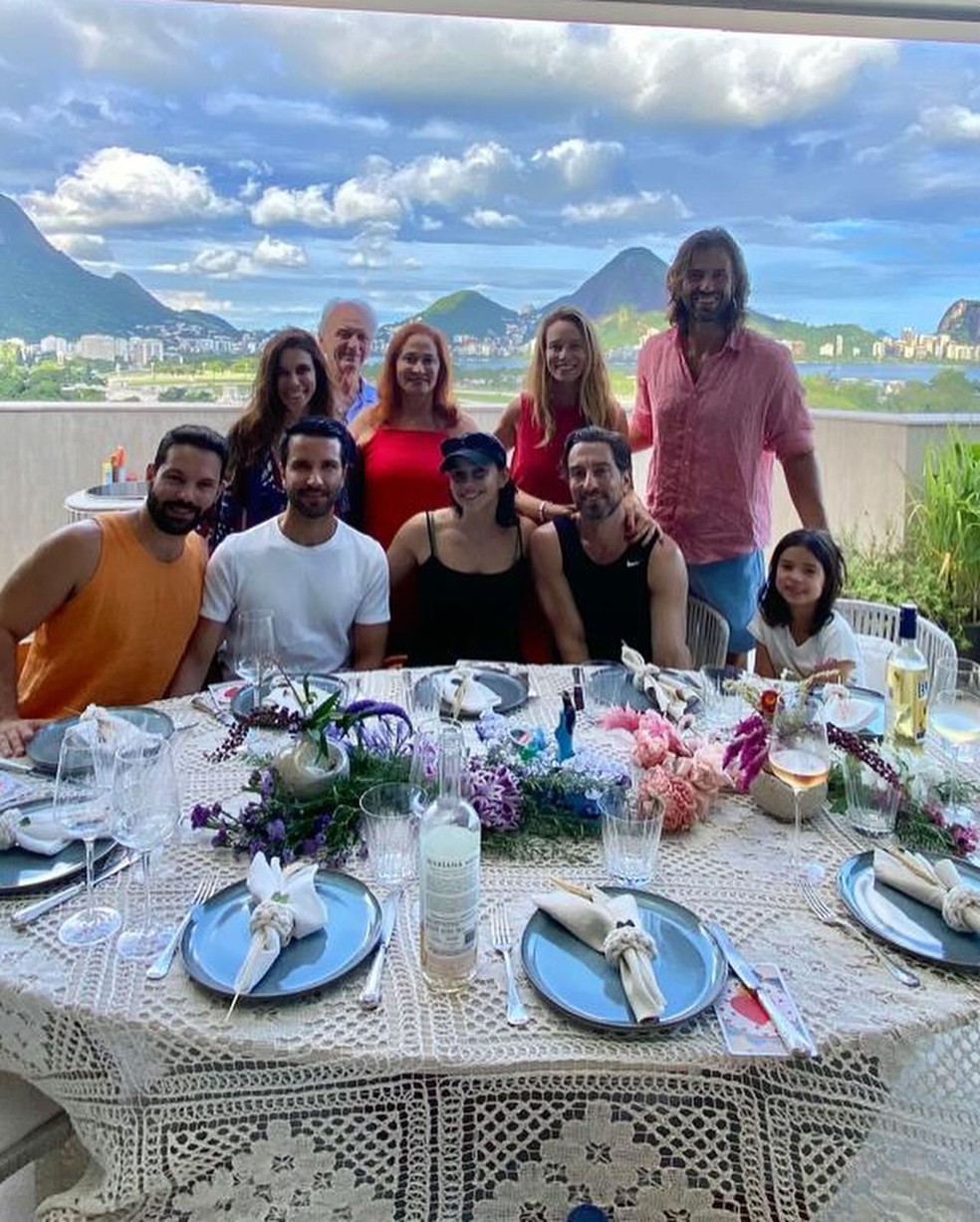Mariana Ximenes, de pé, entre a mãe e o namorado — Foto: reprodução/ instagram