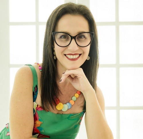 Atriz que pausou a carreira para cuidar da filha com paralisia cerebral grava ‘Por você’ com Sheron Menezzes