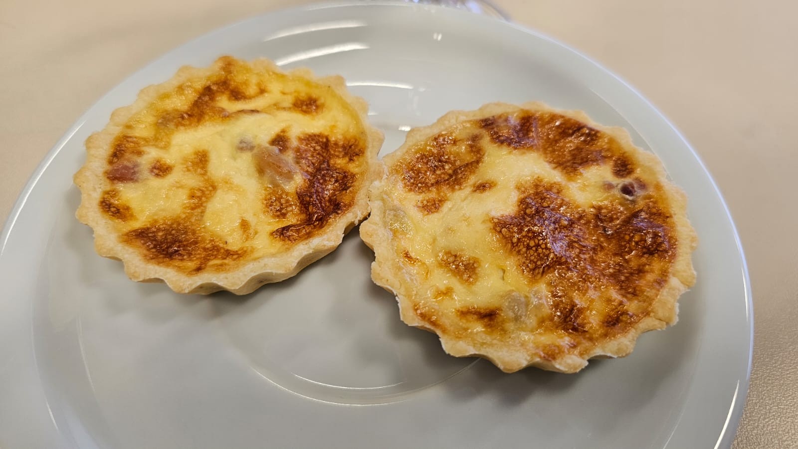 Quiche Lorraine é uma das tortas salgadas francesas mais famosas e queridinhas no Brasil: veja como fazer