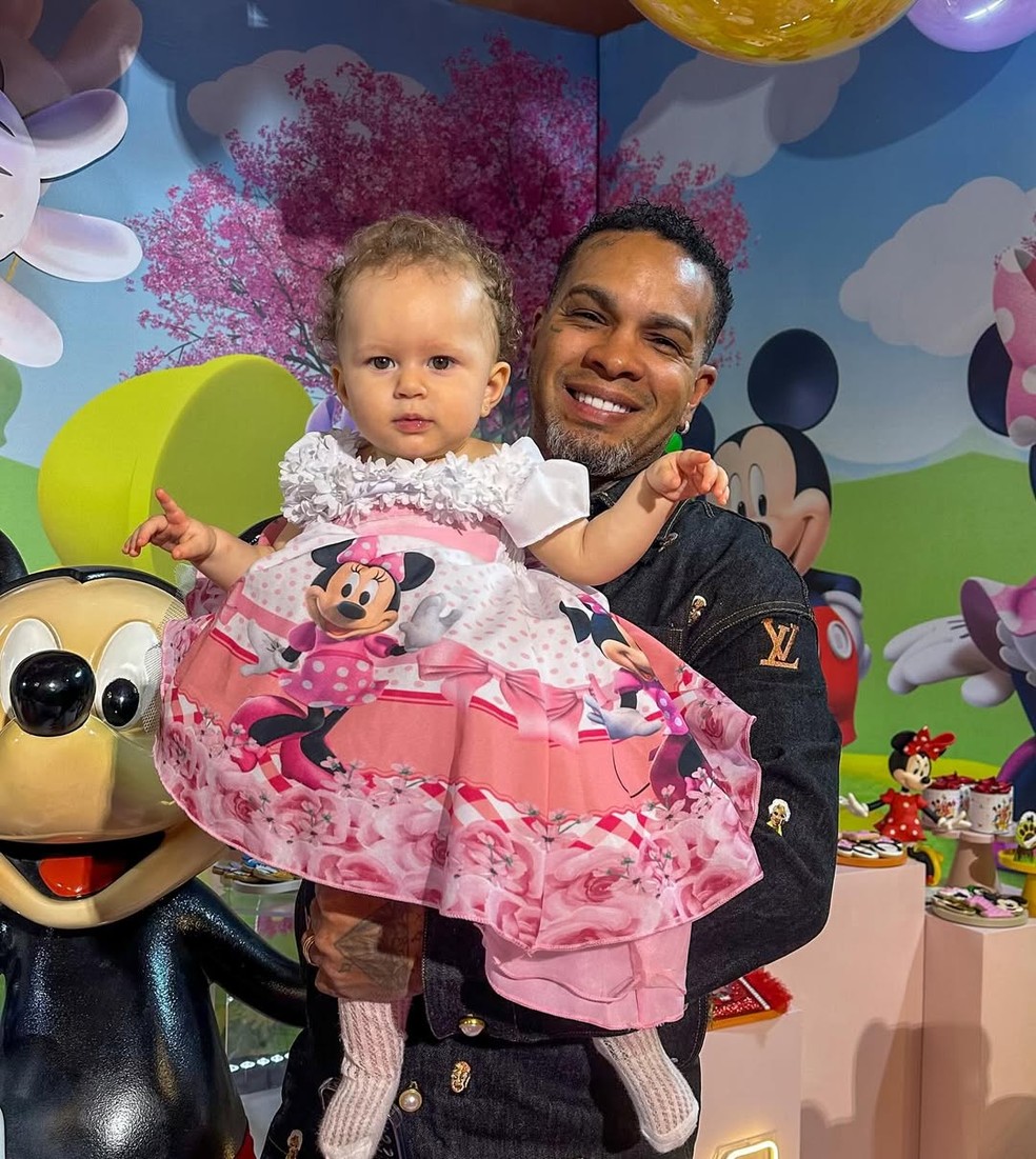 Rodriguinho com a neta Haili — Foto: Reprodução/Instagram
