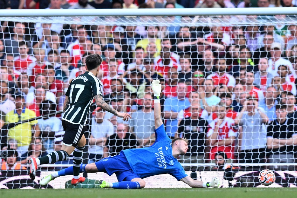 Garnacho marca sobre o Arsenal em gol que acabou anulado — Foto: Glyn KIRK / AFP