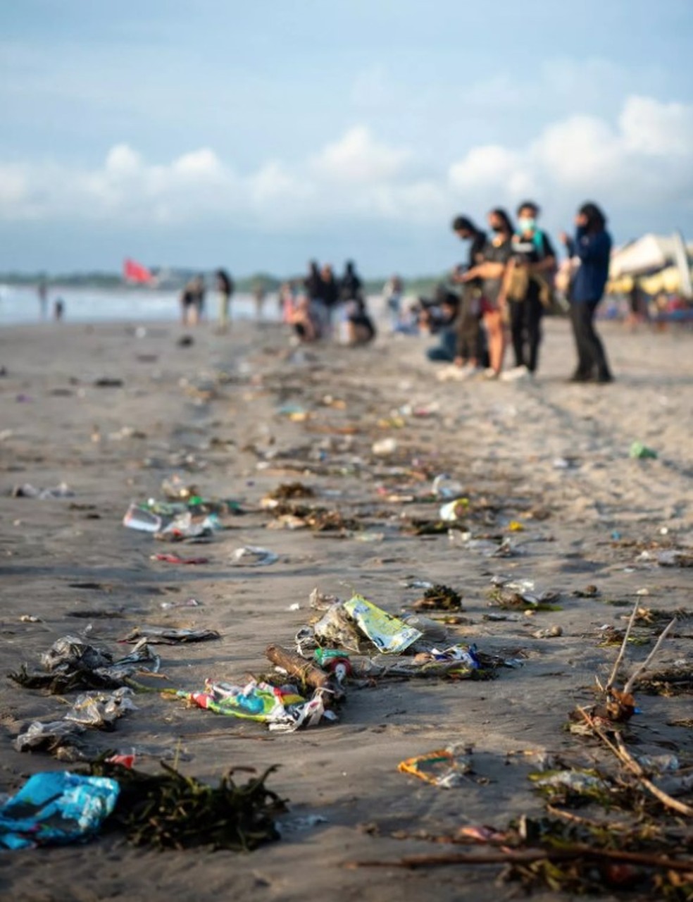 Paraíso de Bali surpreende turistas com areia cheia de detritos: 'tsunami de lixo' — Foto: Reprodução