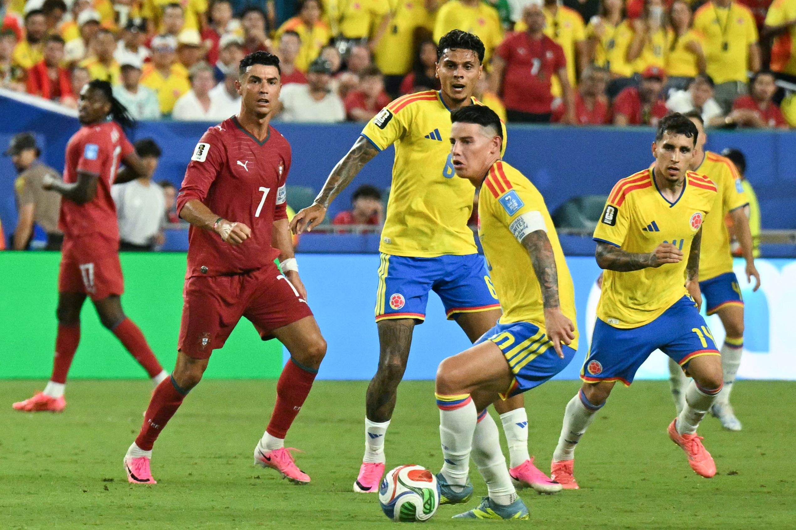 Colômbia e Portugal fazem jogo movimentado, mas não saem do zero; ambas estão classificadas