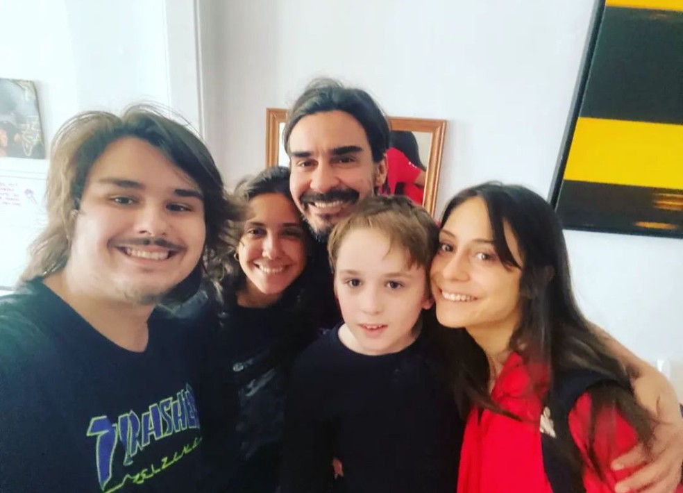 Andr&eacute; Gon&ccedil;alves com os tr&ecirc;s filhos e o enteado, Guy &mdash; Foto: Instagram