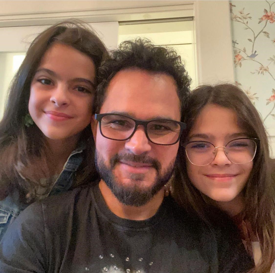 Luciano Camargo com as filhas, Helena e Isabella — Foto: Instagram