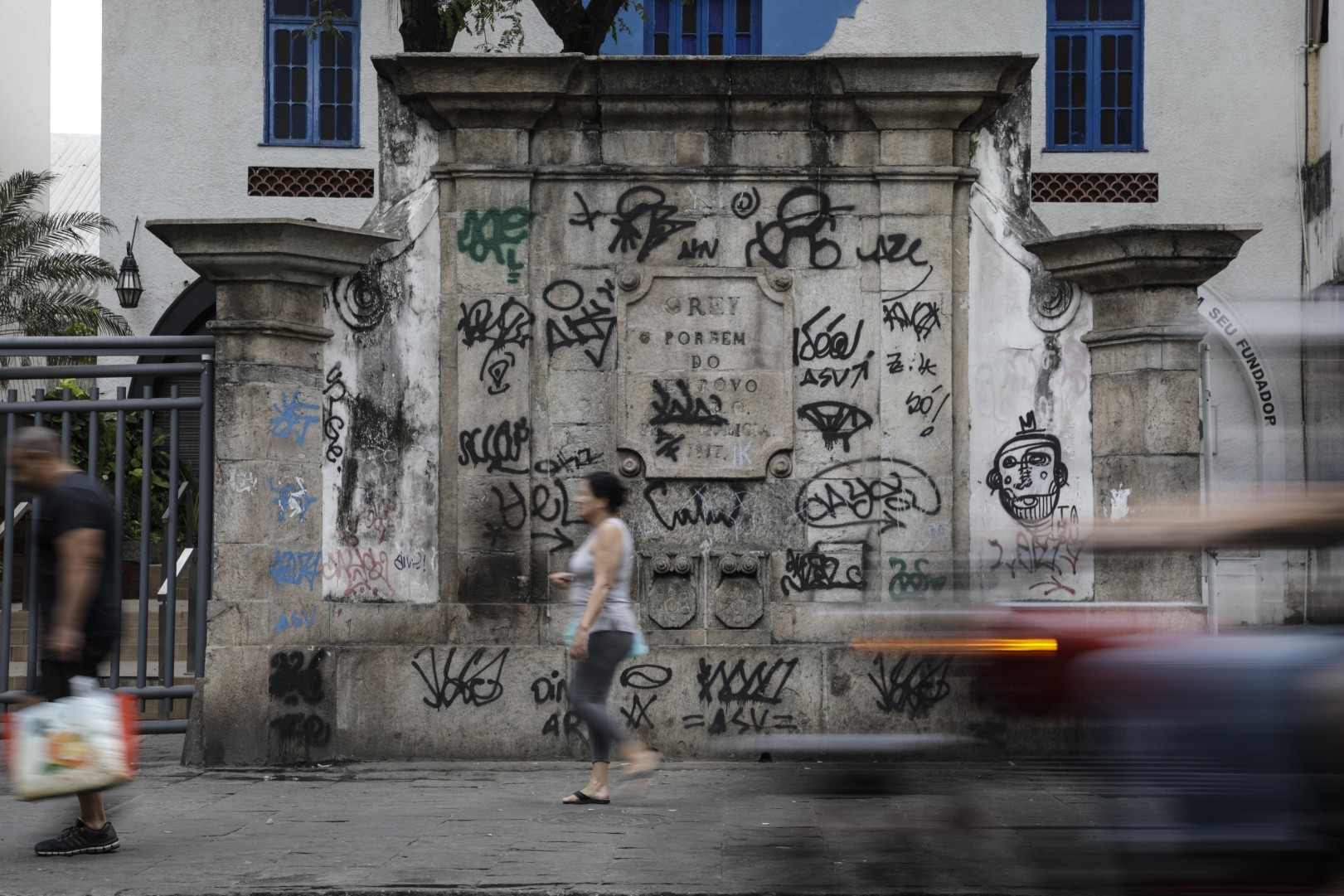 Chafariz histórico na Rua Riachuelo tem pichações e sinais de degradação; prefeitura retira meia tonelada de entulho - QTU Questões do Universo