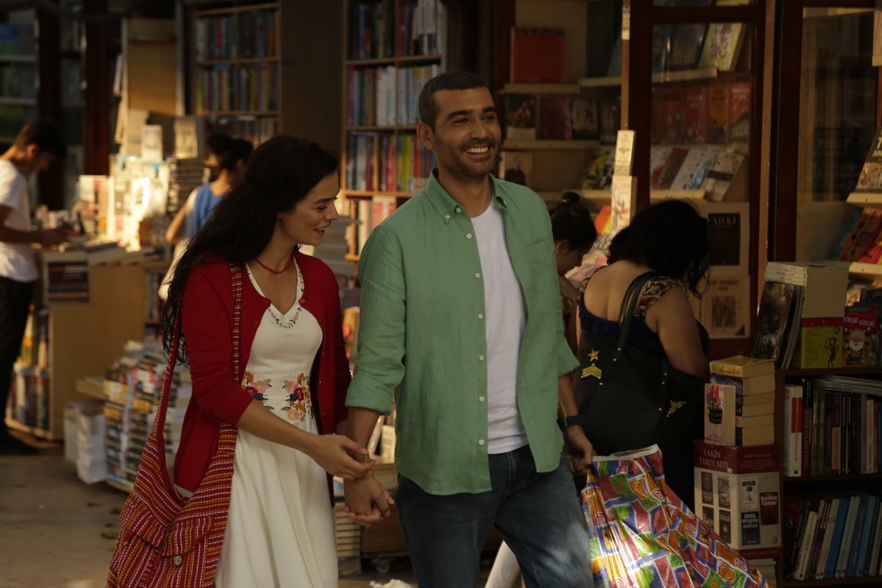 Bahar (&Ouml;zge &Ouml;zpirin&ccedil;ci) e Sarp (Caner Cindoruk) &mdash; Foto: Record/ Divulga&ccedil;&atilde;o