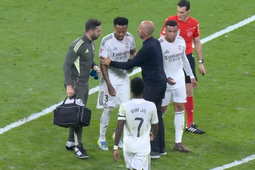 Militão saiu de campo lesionado no jogo do Real Madrid contra o Alavés, pelo Campeonato Espanhol