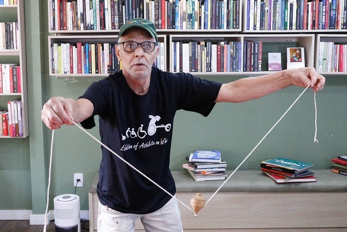 Kari Lage, de 68 anos, vive no Retiro dos Artistas há quasse cinco anos — Foto: Roberto Moreyra - Extra