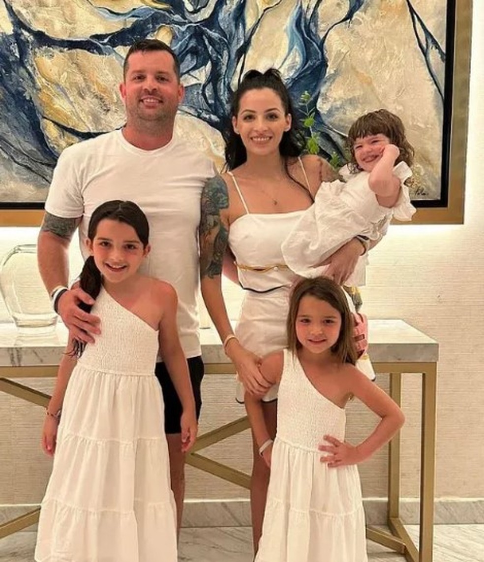 Christopher, Erika e as três filhas (Parker está no colo da mãe) — Foto: Reprodução/Instagram