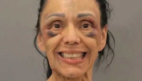 Mulher posa sorridente em delegacia após atirar contra o marido