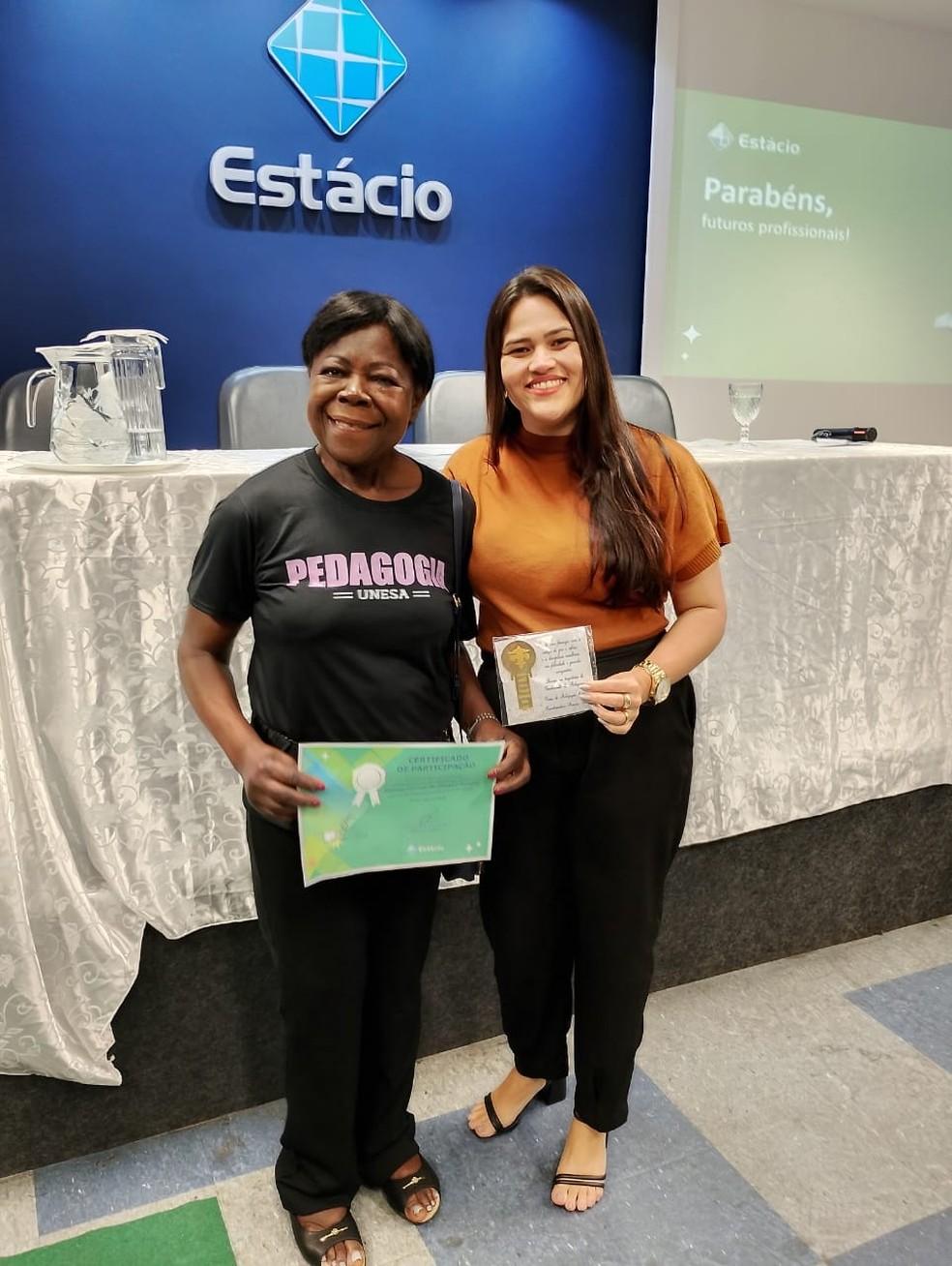 A agora estudante universit&aacute;ria na solenidade de entrega do certificado de caloura &mdash; Foto: Arquivo pessoal