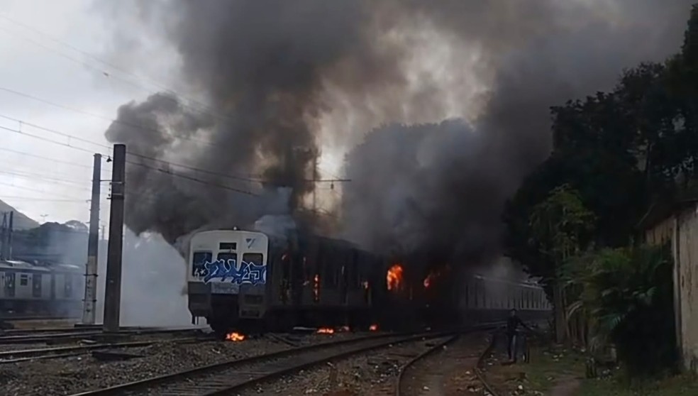 Chamas atingem trem em pátio da estação Japeri — Foto: Reprodução redes sociais