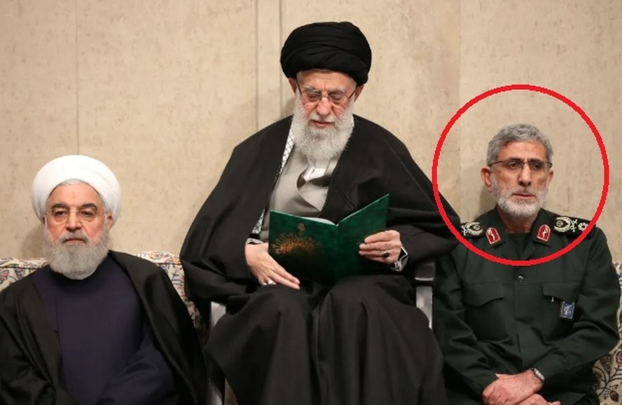 Esmail Qaani (em destaque) ao lado de Ali Khamenei