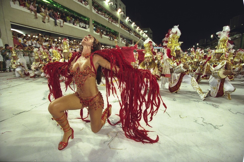 Luma de Oliveira se ajoelha à frente da bateria da Viradouro, sob o comando do Mestre Ciça, em 2001 — Foto: MARIZILDA CRUPPE