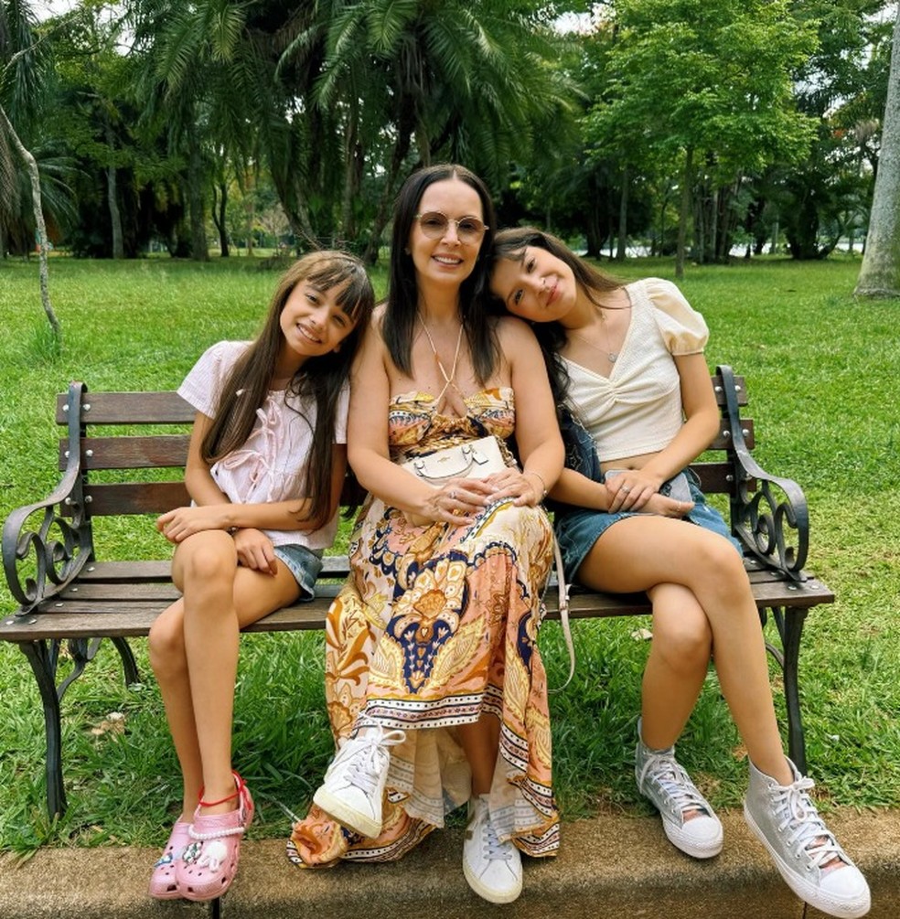 Bel Peres (à direita), do canal 'Bel para Meninas', posa ao lado da mãe, Francinete Peres — Foto: Reprodução/Instagram