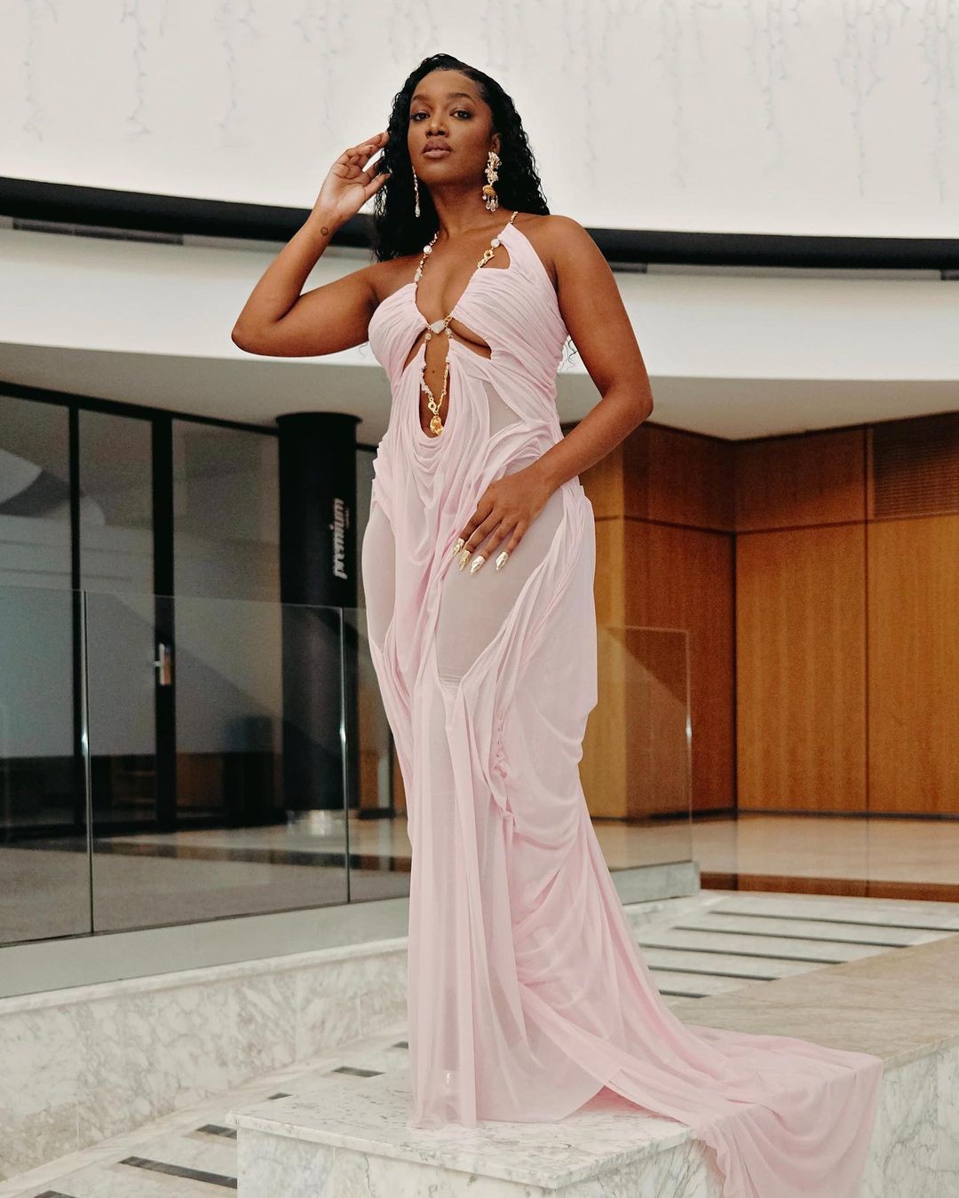 Na "after-party" do Grammy Latino, IZA surpreendeu com um vestido que equilibrava elegância e ousadia, com recortes estratégicos — Foto: Instagram/reprodução
