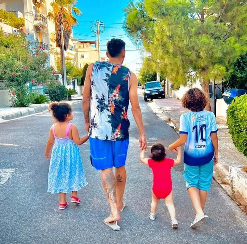Tiquinho Soares com os filhos — Foto: reprodução/ instagram 