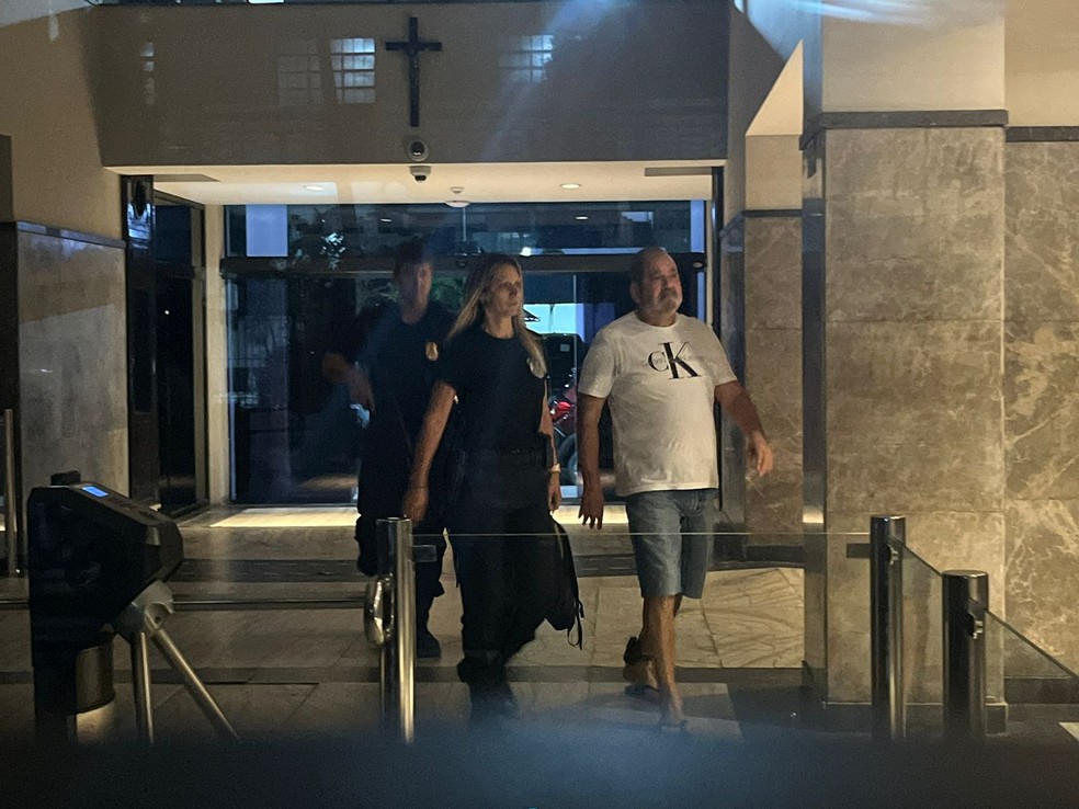 Dalmir Pereira Barbosa, pai de Taillon, sendo levado para a Superintendência da PF, na Praça Mauá — Foto: Bruna Martins