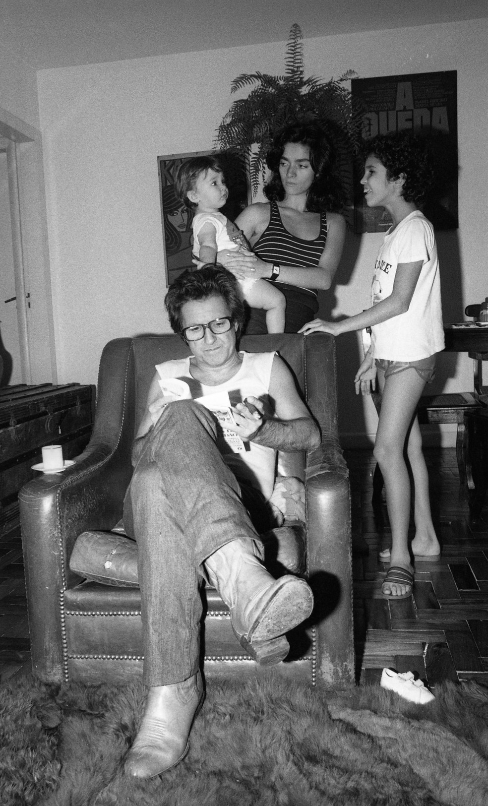 Ruy Guerra com Claudia Ohana e as filhas Dandara e Janaina Diniz, em 1984 — Foto: Chiquito Chaves / Agência O Globo