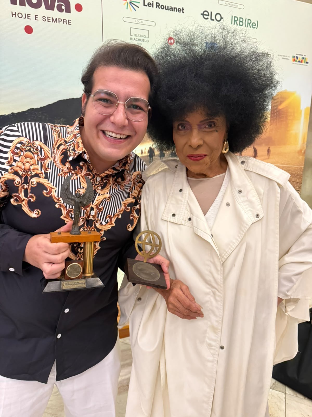 Conheça colecionador de Olaria que tem mais de 50 mil itens de artistas brasileiros
