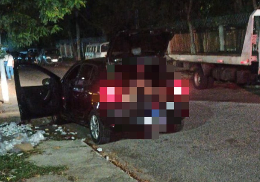 Os corpos estavam num carro abandonado na Estrada dos Bandeirantes, em Jacarepaguá