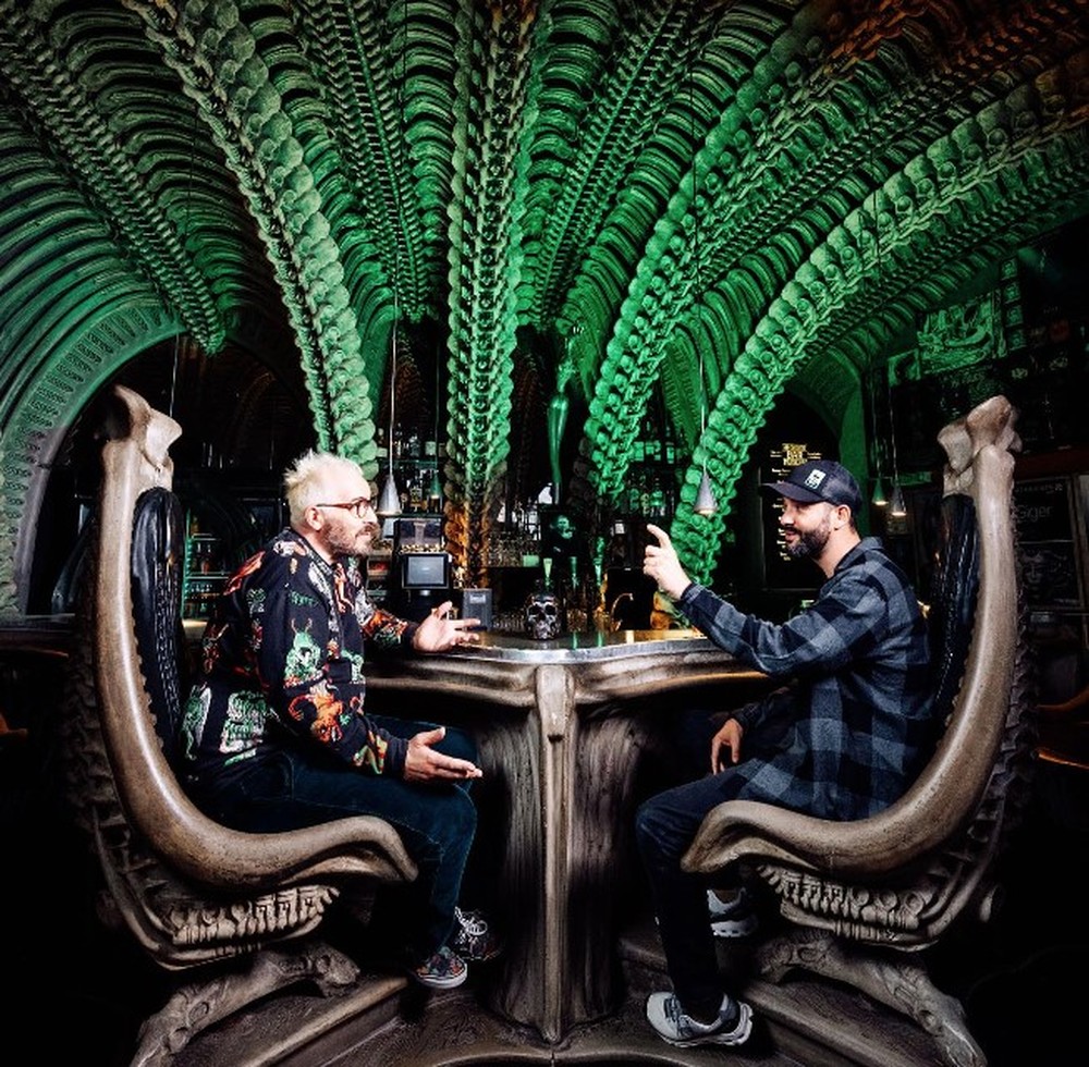Conheça 'o bar mais bizarro do mundo', na Suíça, com 'ossos de aliens'