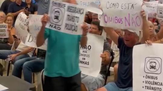 Moradores de Camboinhas, em Niterói, protestam contra a entrada de ônibus no bairro