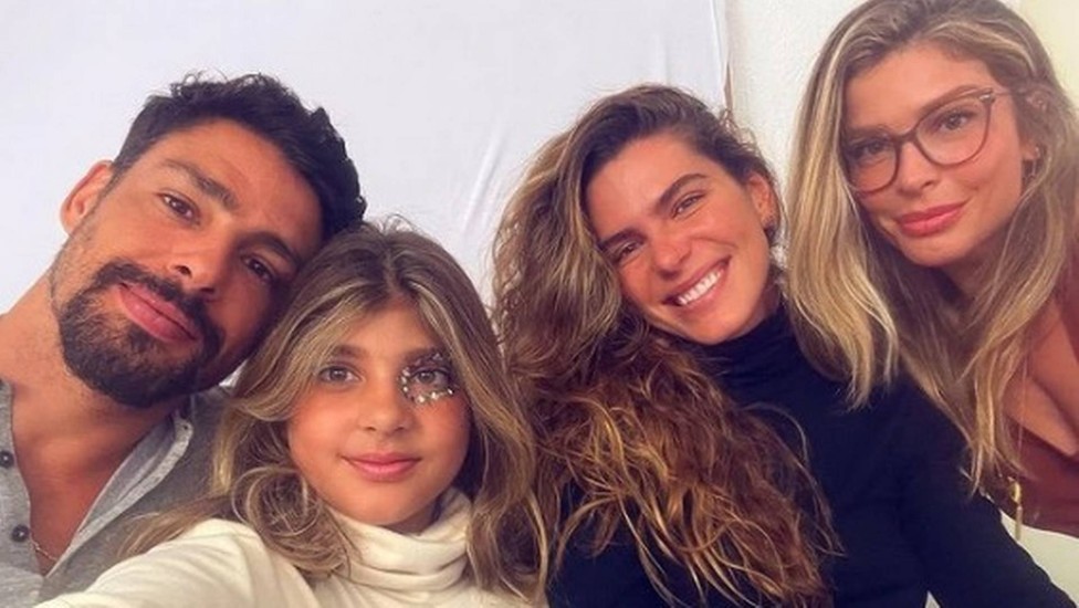 Grazi com Cauã, a filha Sofia e Mariana Goldfarb — Foto: Reprodução-Instagram