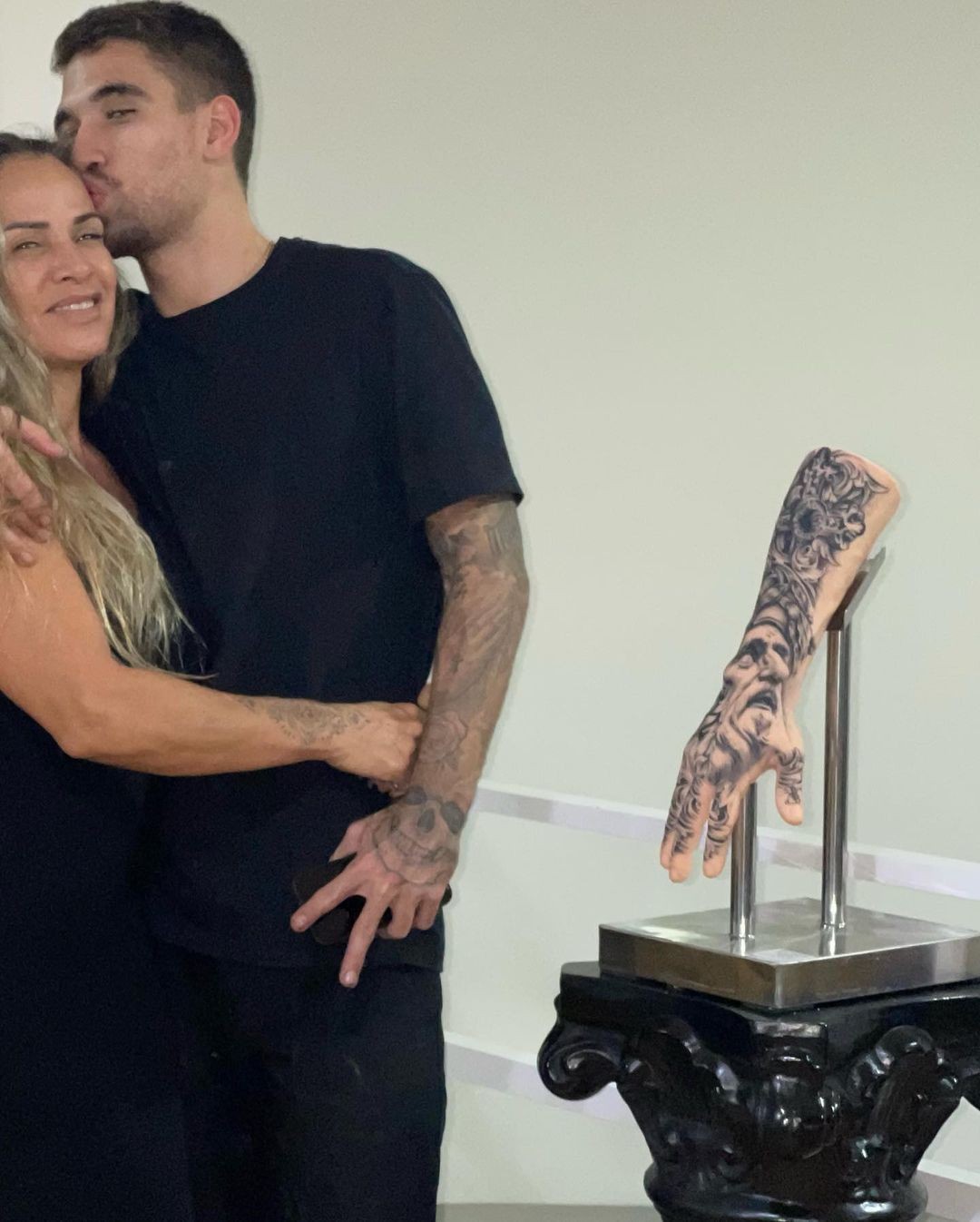 Ana Claudia Soares ao lado do filho — Foto: Arquivo/Globo e Instagram