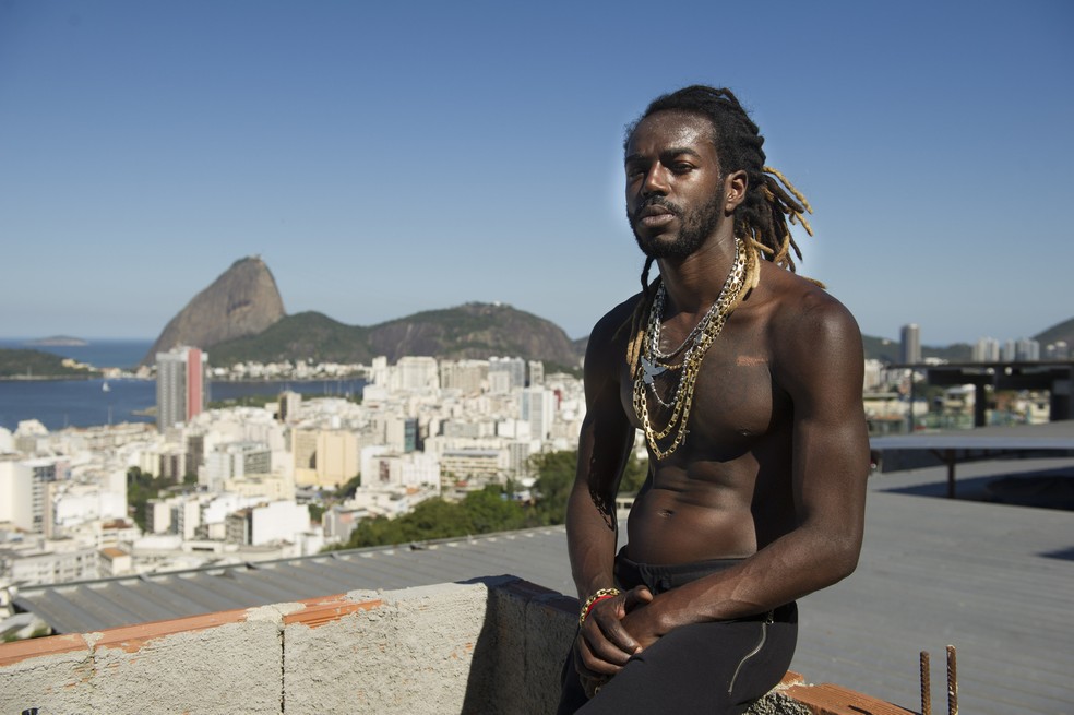 Jonathan Azevedo como Sabiá na novela "A força do querer" (2017) — Foto: Mauricio Fidalgo/Rede Globo/Divulgação