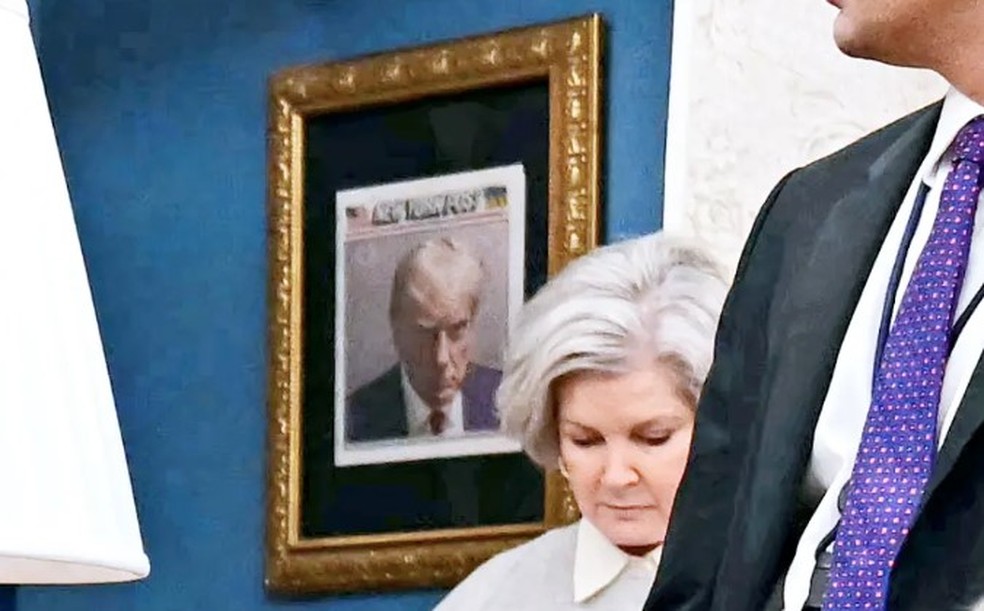 Trump emoldurou na Casa Branca capa de jornal com sua foto de fichamento na pol&iacute;cia em 2023 &mdash; Foto: AFP