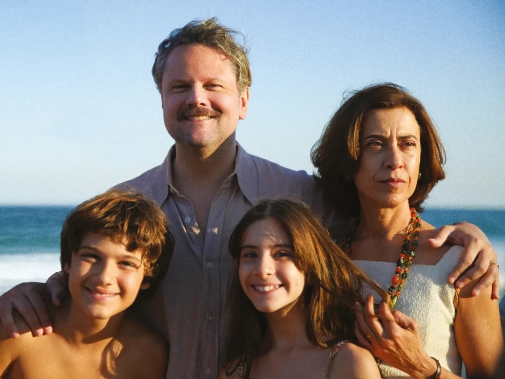 Seltom Mello, Fernanda Torres e elenco em "Ainda estou aqui" — Foto: divulgação