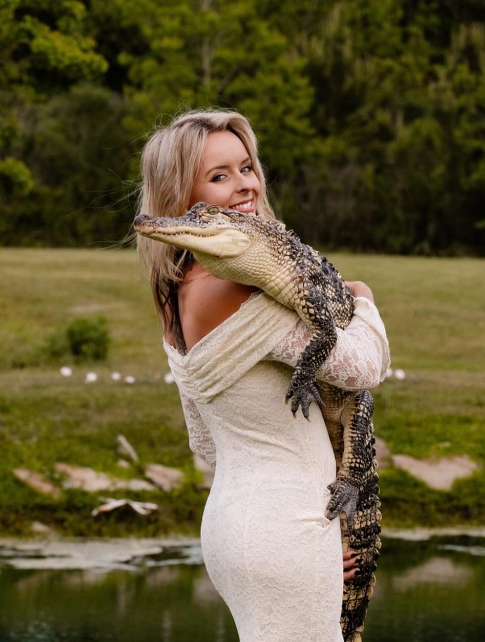 Kat Daley com jacaré mais jovem em santuário no Texas — Foto: Reprodução/Instagram