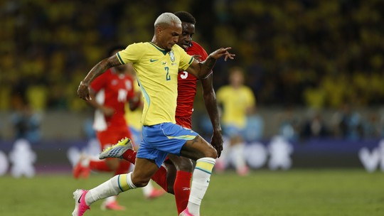 Leitura labial mostra lamentação de Wesley após lesão que o fez ser cortado da Copa do Mundo Leitura labial mostra lamentação de Wesley após lesão que o fez ser cortado da Copa do Mundo